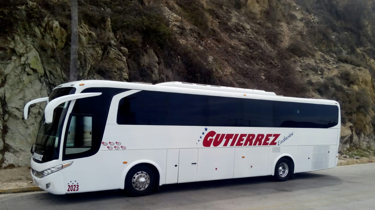 Autobuses turísticos GUTSA en carretera desde Monclova, Coahuila